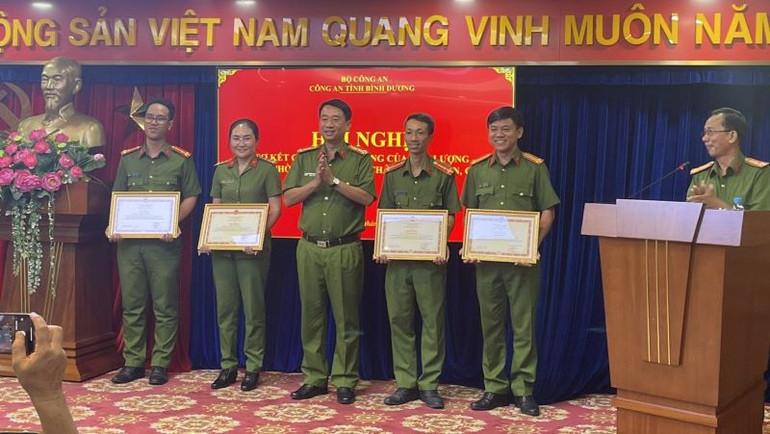 Thừa ủy quyền, lãnh đạo Công an tỉnh Bình Dương trao Bằng khen của Bộ Công an cho các tập thể và cá nhân.
