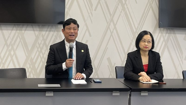 Chủ tịch UBND tỉnh Bình Dương Võ Văn Minh trao đổi thông tin với các doanh nghiệp tại hội thảo.