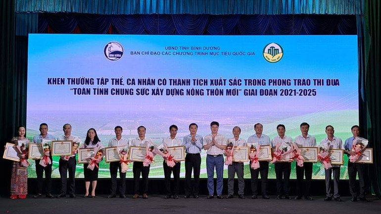Các tập thể, cá nhân xuất sắc vinh dự nhận Bằng khen của Chủ tịch Ủy ban nhân dân tỉnh Bình Dương.