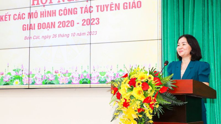 Trưởng Ban Tuyên giáo Tỉnh ủy Bình Dương Trương Thị Bích Hạnh phát biểu ý kiến tại hội nghị.