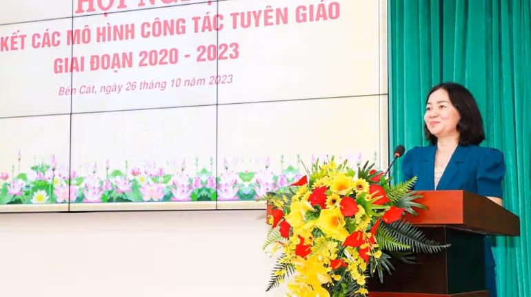 Trưởng Ban Tuyên giáo Tỉnh ủy Bình Dương Trương Thị Bích Hạnh phát biểu ý kiến tại hội nghị. Trưởng Ban Tuyên giáo Tỉnh ủy Bình Dương Trương Thị Bích Hạnh phát biểu ý kiến tại hội nghị.