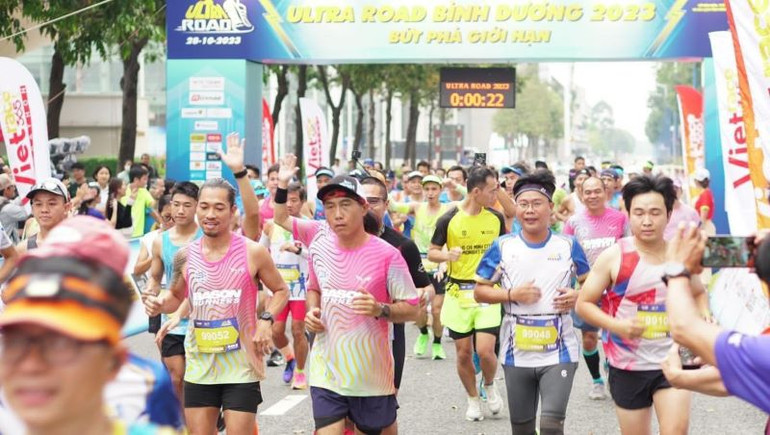 Các vận động viên tranh tài sôi nổi ở các cự ly khác nhau.