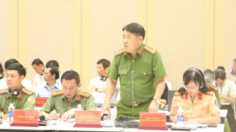 Đại diện Cảnh sát Phòng cháy chữa cháy và Cứu nạn cứu hộ Công an tỉnh Bình Dương trao đổi, hướng dẫn các quy định về phòng cháy chữa cháy cho doanh nghiệp.