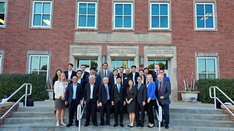 Đoàn công tác tỉnh Bình Dương làm việc và chụp hình lưu niệm cùng Ban lãnh đạo Đại học Nebraska Omaha.