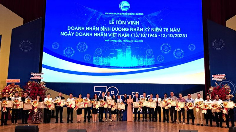 Trao tặng Bằng khen của Chủ tịch Ủy ban nhân dân tỉnh Bình Dương cho doanh nghiệp, doanh nhân có thành tích trong công tác phòng, chống dịch Covid-19. Trao tặng Bằng khen của Chủ tịch Ủy ban nhân dân tỉnh Bình Dương cho doanh nghiệp, doanh nhân có thành tích trong công tác phòng, chống dịch Covid-19.