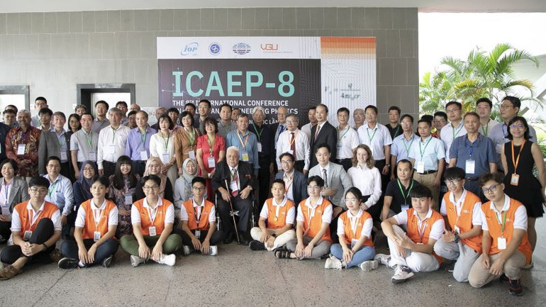 Các đại biểu chụp ảnh lưu niệm cùng sinh viên Trường đại học Việt Đức.