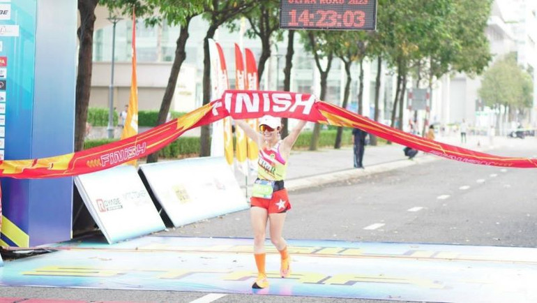 Một vận động viên về đích ở nội dung dành cho nữ.