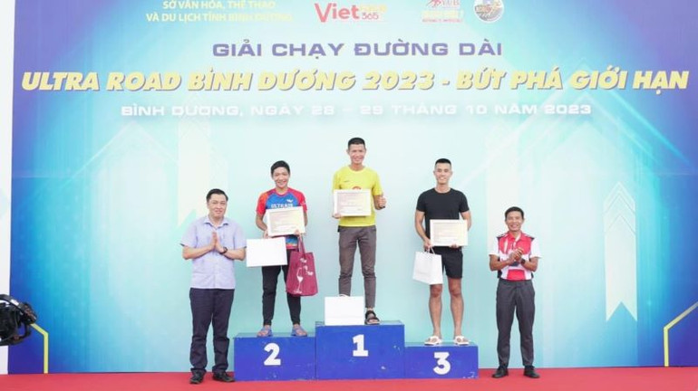 Ban tổ chức trao giải cho các vận động viên đoạt giải cao ở cự ly 100km nội dung dành cho nam.