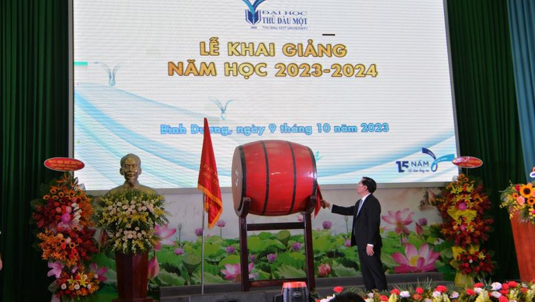 Tiến sĩ Đoàn Ngọc Xuân, Chủ tịch Hội đồng Trường đại học Thủ Dầu Một đánh trống khai giảng năm học mới.