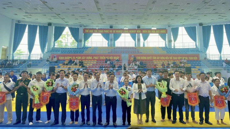 Các đại biểu chụp hình lưu niệm cùng đại diện các đoàn tham dự giải.