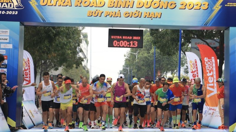 Các vận động viên xuất phát.