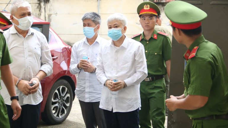 Các bị cáo được đưa đến phiên tòa vào sáng ngày 9/10. Các bị cáo được đưa đến phiên tòa vào sáng ngày 9/10.