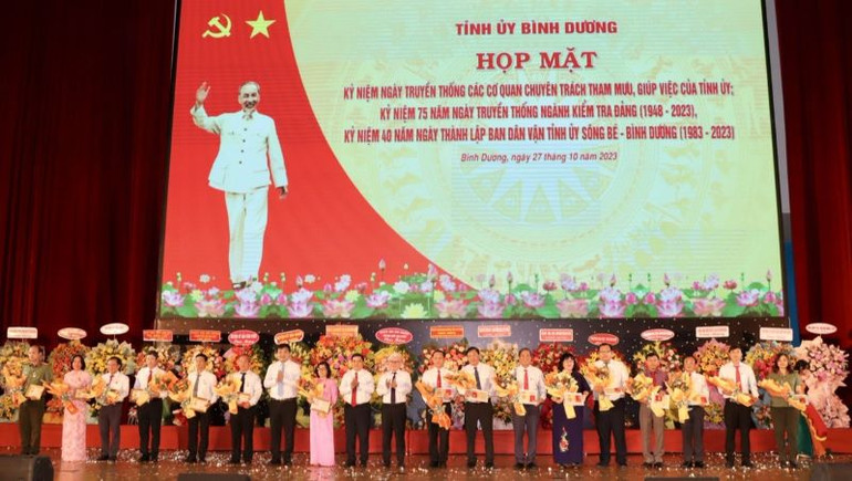 Lãnh đạo tỉnh Bình Dương trao tặng Kỷ niệm chương vì sự nghiệp công tác chuyên trách tham mưu, giúp việc của Tỉnh ủy cho các cá nhân.