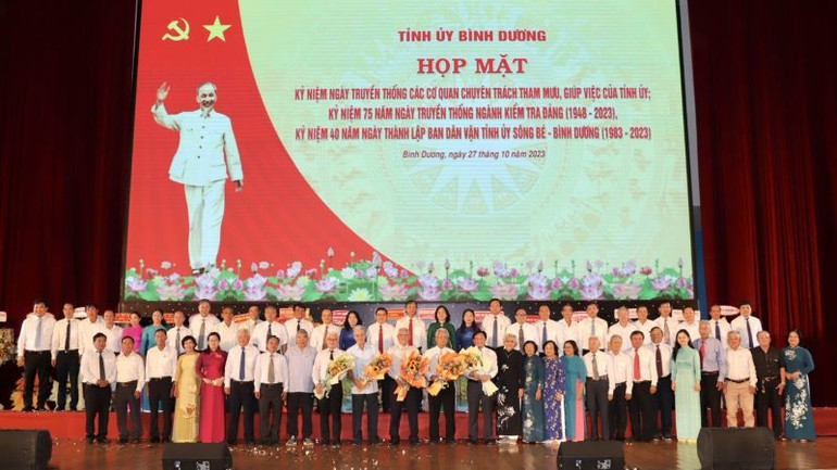 Các đại biểu chụp hình lưu niệm tại buổi họp mặt.