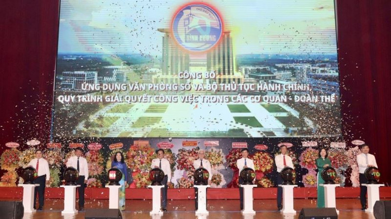 Lãnh đạo tỉnh Bình Dương và các đại biểu thực hiện nghi thức công bố Ứng dụng văn phòng số và Bộ thủ tục hành chính, quy trình giải quyết công việc trong các cơ quan Đảng, oàn thể.