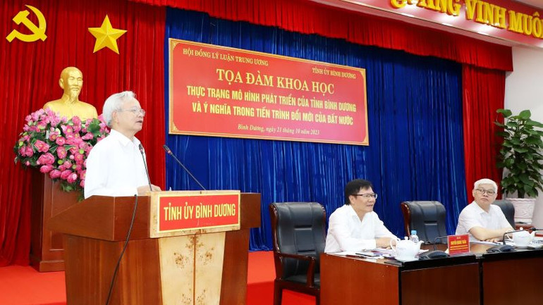 Giáo sư, Tiến sĩ Tạ Ngọc Tấn phát biểu ý kiến tại buổi tọa đàm.