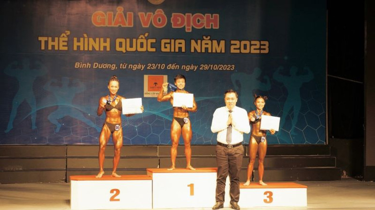 Phó Giám đốc Sở Văn hóa, Thể thao và Du lịch tỉnh Bình Dương, Trưởng Ban tổ chức giải Cao Văn Chóng trao Huy chương cho các vận động viên đạt thành tích ở nội dung thi đấu đầu tiên.