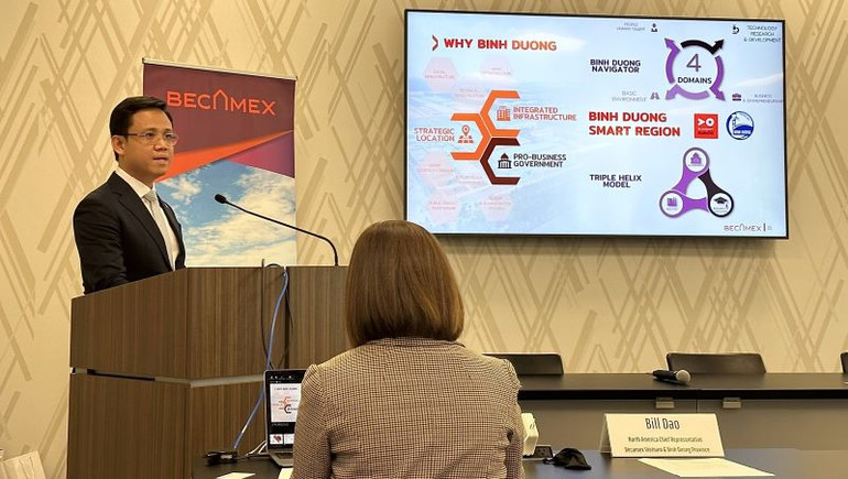 Ông Nguyễn Thế Duy, Giám đốc Thị trường tiếng Anh Tổng Công ty Becamex IDC giới thiệu các chính sách ưu đãi đầu tư vào Bình Dương và các Khu công nghiệp Becamex làm chủ đầu tư.