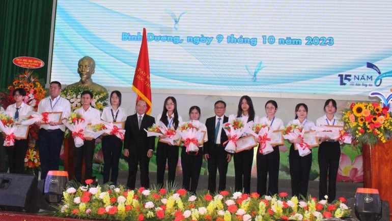 Lãnh đạo Trường đại học Thủ Dầu Một khen thưởng các tân sinh viên có thành tích xuất sắc trong kỳ tuyển sinh 2023.
