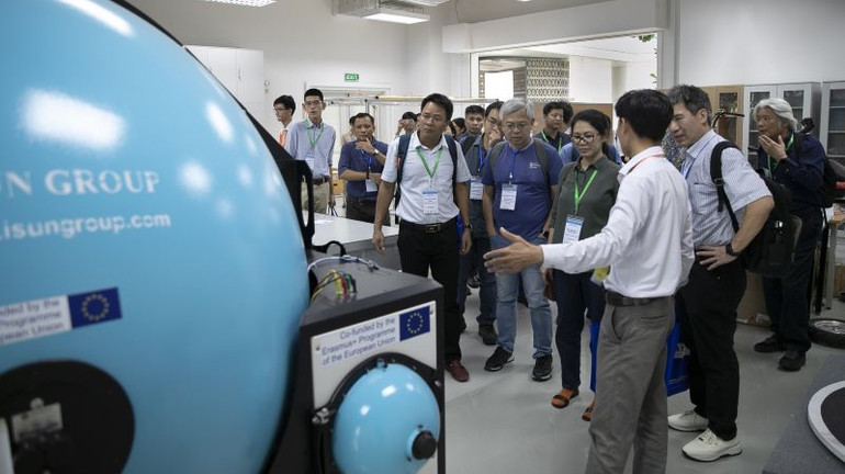 Các đại biểu tham quan Trường đại học Việt Đức.