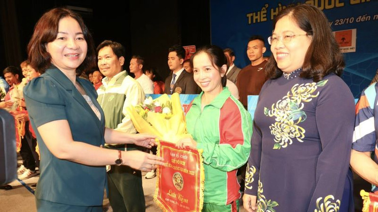 Trưởng Ban Tuyên giáo Tỉnh ủy Bình Dương Trương Thị Bích Hạnh trao cờ lưu niệm cho các đội tham dự giải.