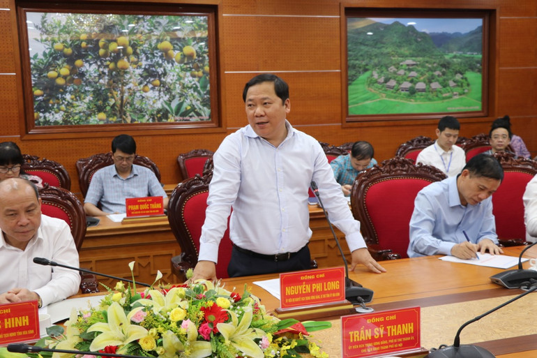 Bí thư Tỉnh ủy Hòa Bình Nguyễn Phi Long phát biểu tại buổi làm việc.