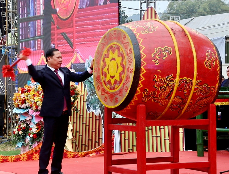 Bí thư Tỉnh ủy Hòa Bình Nguyễn Phi Long đánh trống khai mạc lễ hội.