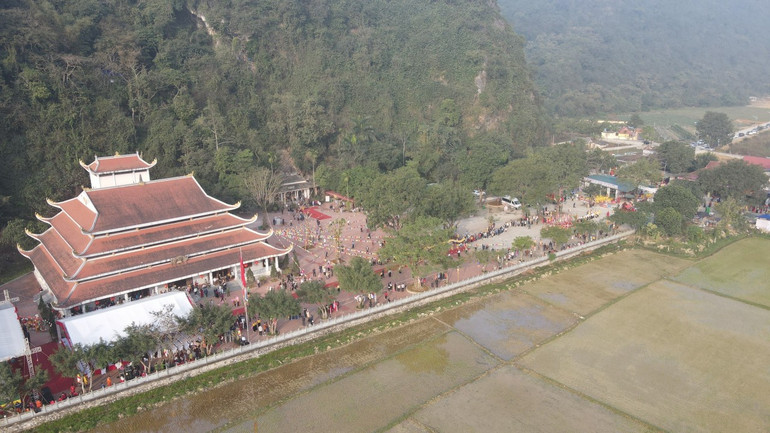 Quần thể chùa Tiên tọa lạc tại xã Phú Nghĩa, huyện Lạc Thủy, tỉnh Hòa Bình.