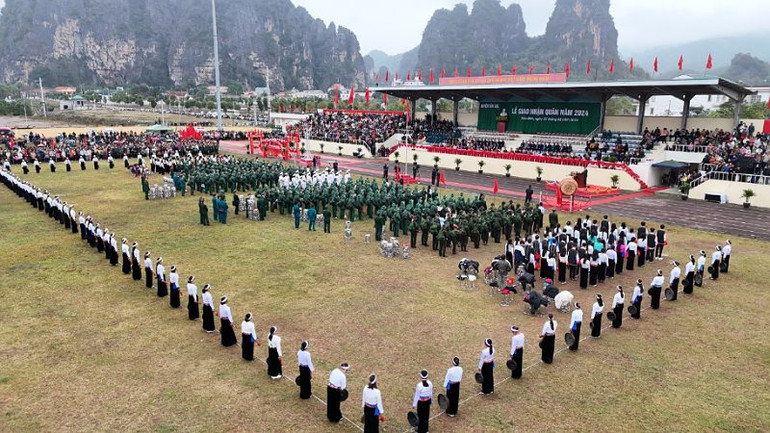 Lễ giao, nhận quân năm 2024 trên địa bàn tỉnh Hòa Bình được tổ chức trang trọng.
