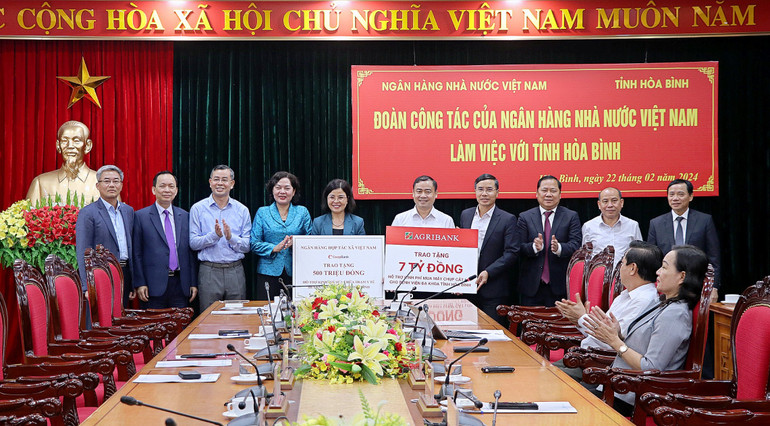 Đoàn công tác đã trao tặng nguồn vốn hỗ trợ an sinh cho tỉnh Hòa Bình.