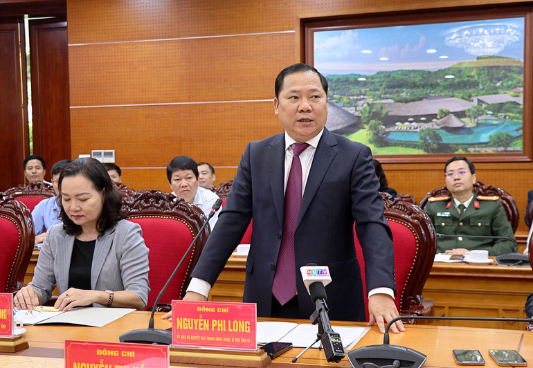 Bí thư Tỉnh ủy Hòa Bình Nguyễn Phi Long phát biểu tại hội nghị.