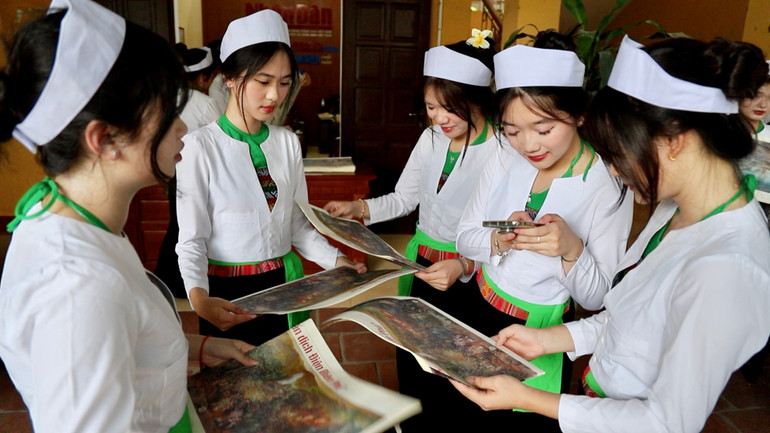 Độc giả chỉ cần dùng điện thoại quét mã QR trên bức tranh rồi vào đường link là có đầy đủ thông tin, hình ảnh hấp dẫn về cuộc kháng chiến.