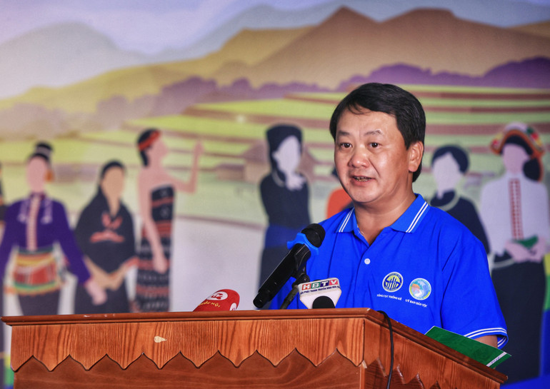 Đồng chí Hầu A Lềnh phát biểu tại buổi Lễ ra quân.