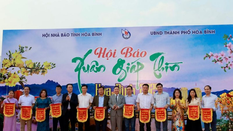 Ban tổ chức trao cờ lưu niệm cho các cơ quan tham gia Hội báo Xuân Giáp Thìn Hòa Bình năm 2024.