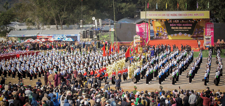 Lễ hội Khai hạ là nét văn hóa đặc sắc của dân tộc Mường tỉnh Hòa Bình được tổ chức thường niên tại sân vận động xã Phong Phú, huyện Tân Lạc.