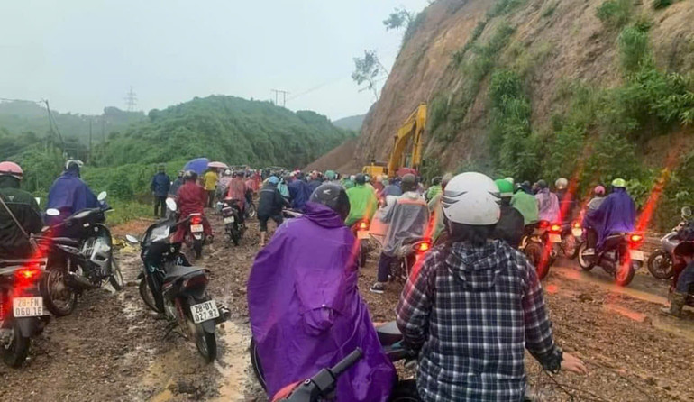 Sạt lở tại dốc Cun đã gây ách tắc giao thông vào chiều 24/8.