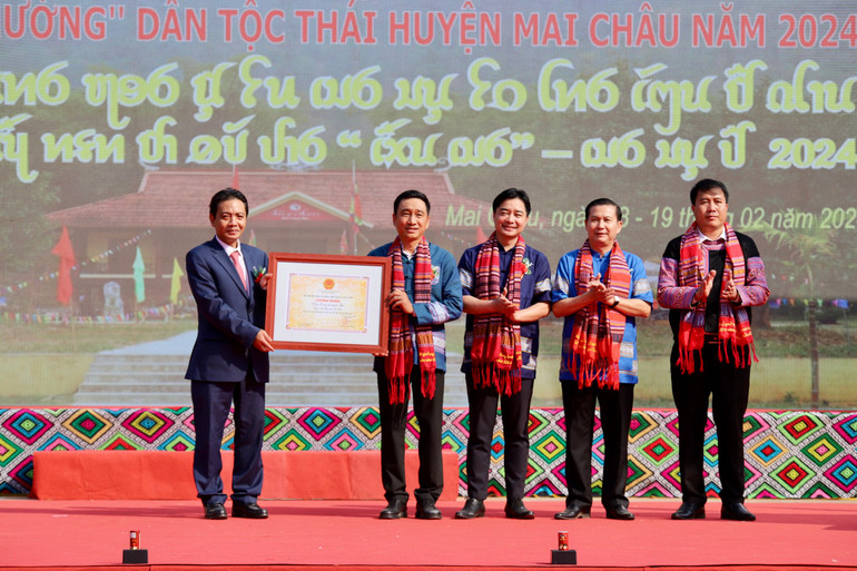 Lãnh đạo huyện Mai Châu đón nhận Di sản văn hóa phi vật thể Quốc gia Keng Loóng. Lãnh đạo huyện Mai Châu đón nhận Di sản văn hóa phi vật thể Quốc gia Keng Loóng.