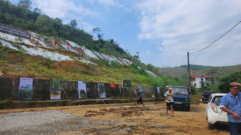 Dự án kè sạt lở tại đồi Lủ Thao, xóm Rổng Vòng, xã Lâm Sơn vừa được khởi công vào sáng 19/9 mới đây theo chỉ đạo quyết liệt của đồng chí Bí thư Tỉnh ủy Hòa Bình Nguyễn Phi Long.