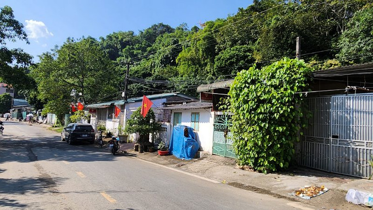 Khu vực tổ 8, phường Tân Thịnh, thành phố Hòa Bình (dưới chân đồi Ba Vành) - nơi tỉnh Hòa Bình quy hoạch "treo" xây dựng các công trình văn hóa tâm linh.