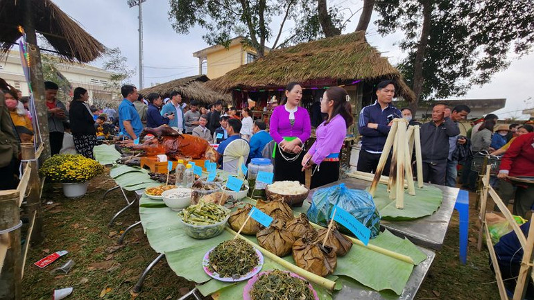 Nhiều món ẩm thực độc đáo mang đậm bản sắc dân tộc Mường Hòa Bình được trưng bày tại Lễ hội.