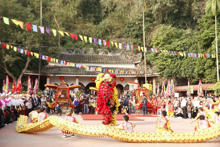 Múa lân, múa rồng tại lễ khai hội.