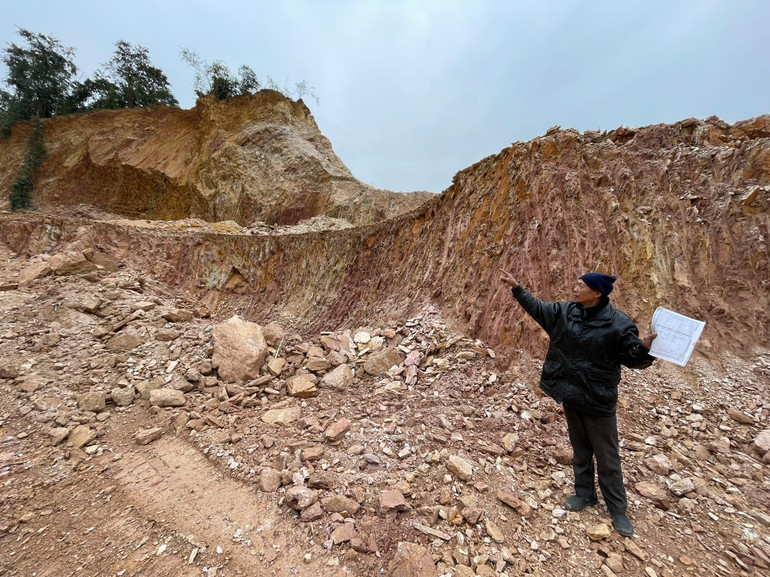 Ông Nguyễn Khắc Quyết chỉ đơn vị khai thác đã lấn vào vị trí đất rừng sản xuất của gia đình.