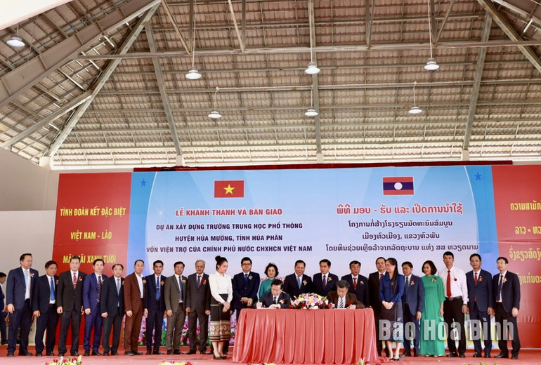 Lãnh đạo 2 tỉnh Hòa Bình và Hủa Phăn ký bàn giao công trình Trường THPT Hủa Mường. (Ảnh: BÙI MINH) Lãnh đạo 2 tỉnh Hòa Bình và Hủa Phăn ký bàn giao công trình Trường THPT Hủa Mường. (Ảnh: BÙI MINH)