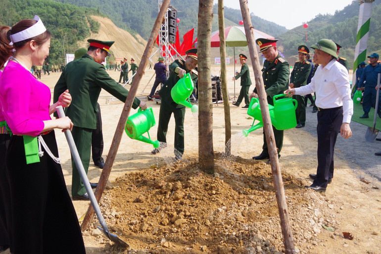 Hơn 11.000 cây các loại được trồng sau lễ phát động.