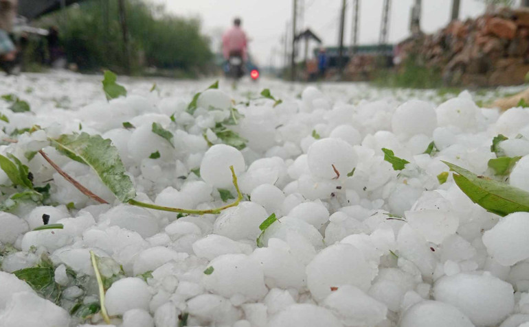 Mưa đá phủ kín mọi ngả đường của 2 xã Hang Kia và Pà Cò. Mưa đá phủ kín mọi ngả đường của 2 xã Hang Kia và Pà Cò.