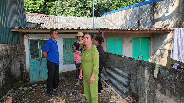 Người dân dưới chân cổng chùa tại tổ 8, phường Tân Thịnh, thành phố Hòa Bình nằm trong quy hoạch công trình văn hóa tâm linh suốt 17 năm qua phải ở trong những ngôi nhà lụp xụp không được sửa, không được xây mới. Người dân dưới chân cổng chùa tại tổ 8, phường Tân Thịnh, thành phố Hòa Bình nằm trong quy hoạch công trình văn hóa tâm linh suốt 17 năm qua phải ở trong những ngôi nhà lụp xụp không được sửa, không được xây mới.