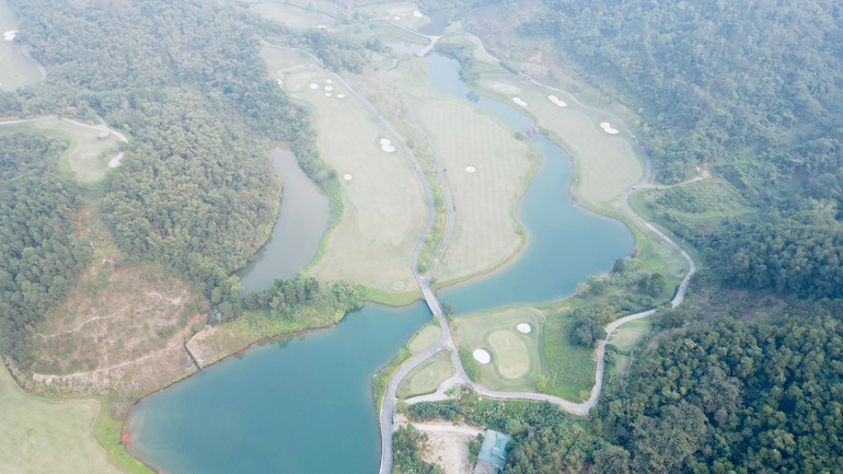 Trước hàng loạt sai phạm đặc biệt nghiêm trọng, nhưng trong suốt 4 năm liền sân golf Hill Top vẫn được mở kinh doanh đều đặn, liên tục.