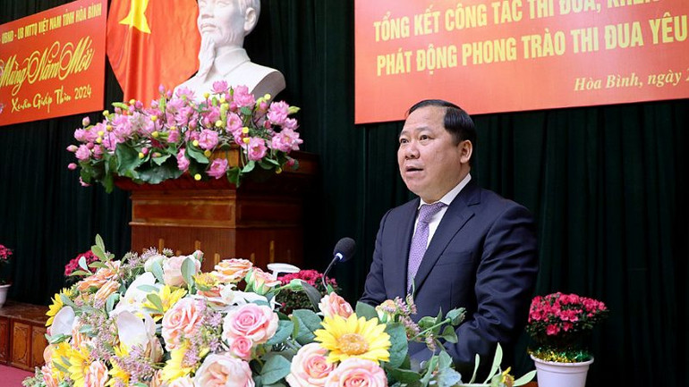 Đồng chí Nguyễn Phi Long, Bí thư Tỉnh ủy Hòa Bình phát biểu tại hội nghị.