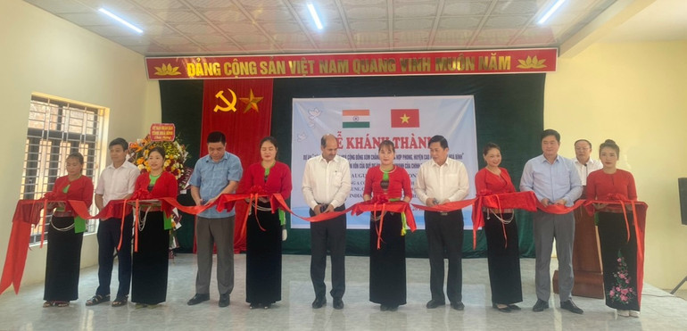 Đại sứ Sandeep Arya (giữa) cùng lãnh đạo tỉnh Hòa Bình cắt băng khánh thành dự án Xây dựng nhà văn hóa tại xóm Chằng Trong, xã Hợp Phong, huyện Cao Phong.