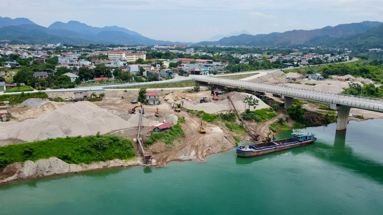 Những "núi cát" giữa trung tâm nhiều năm nay đã gây mất mỹ quan của thành phố Hòa Bình thơ mộng.